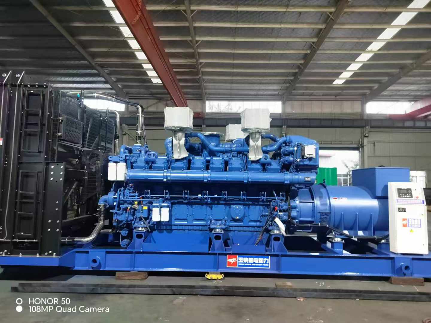 So sánh chi tiết đặc điểm kỹ thuật giữa tổ máy phát điện điện áp cao và điện áp thấp